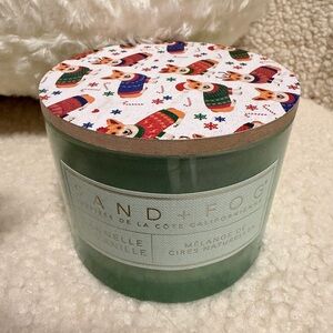839. Sand+Fog Green Candle with Festive Lid cannelle et vanille